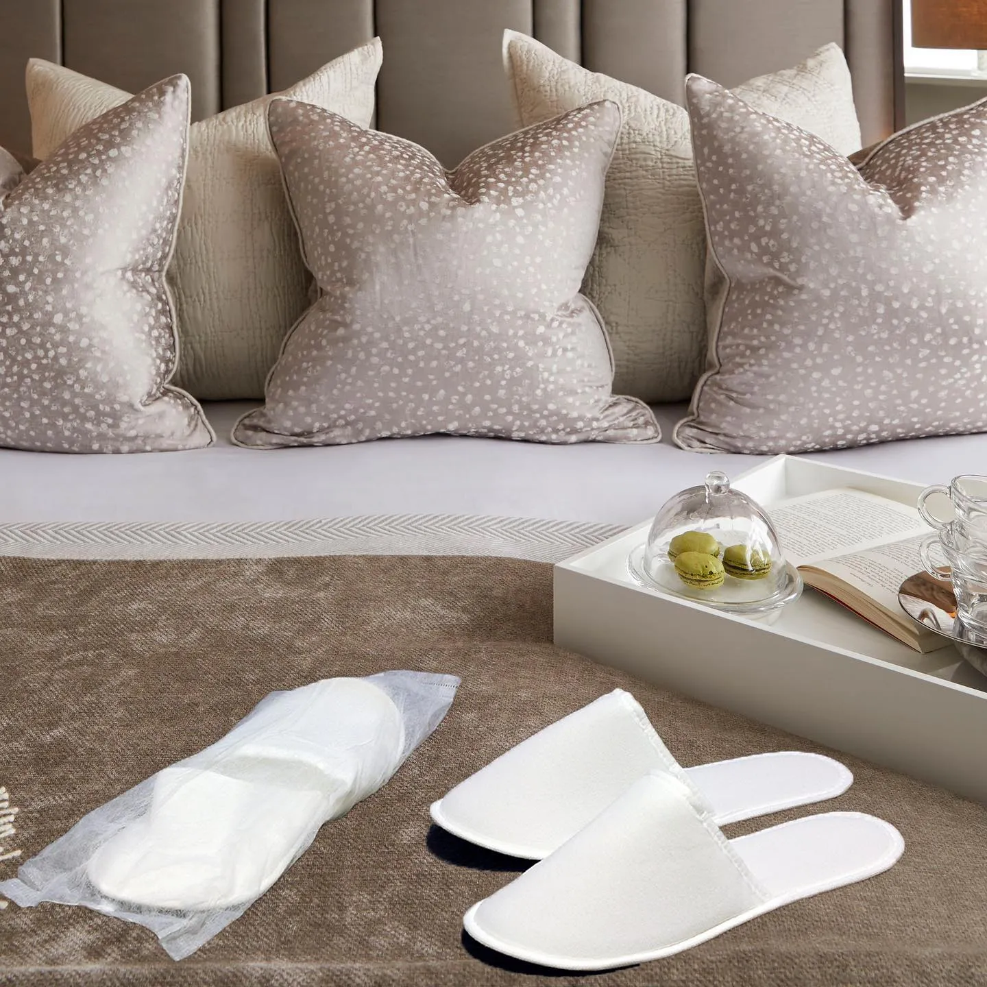 Chochili 5 Pairs Fabric Packed Terry Cotton Disposable Hotel Slippers for Airbnb Spa Wedding Guests Adult Men Women Size 10-11, White